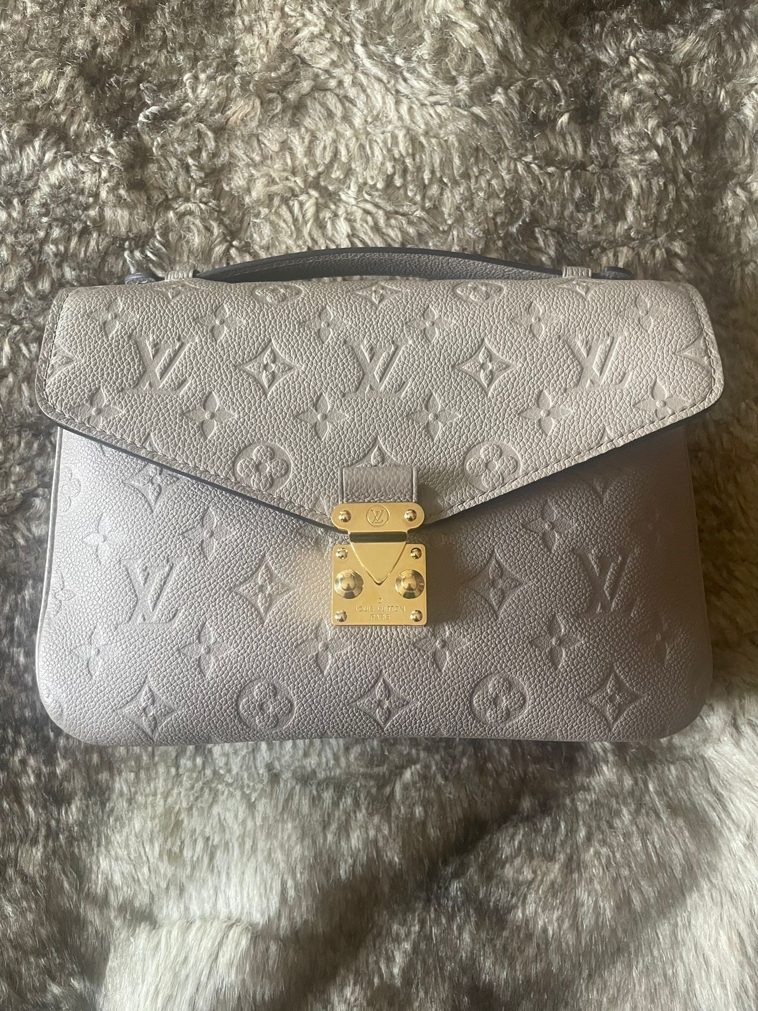 Louis Vuitton LV Pochette Metis Flap Bag in Tourterelle Grey Monogram Globalluxcloset