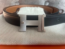 Load image into Gallery viewer, Hermes Mini Constance Guillochee belt buckle &amp; Reversible leather strap 24 mm Noir/Gold size 75 cms
