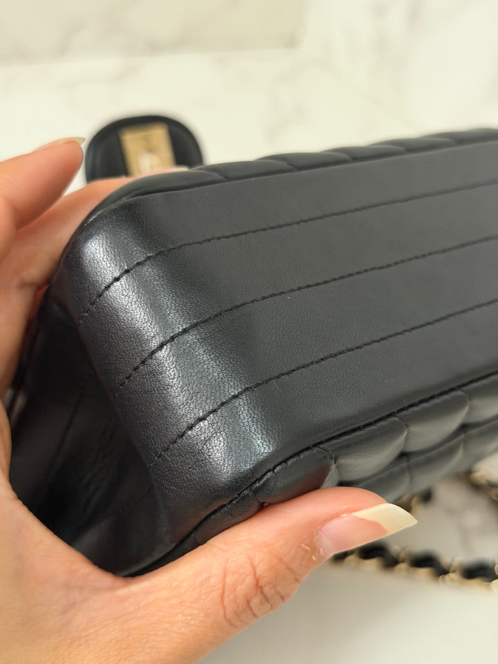 CHANEL series 29 2019 Black Lambskin Chevron LGHW Medium Timeless Classic Double Flap Bag