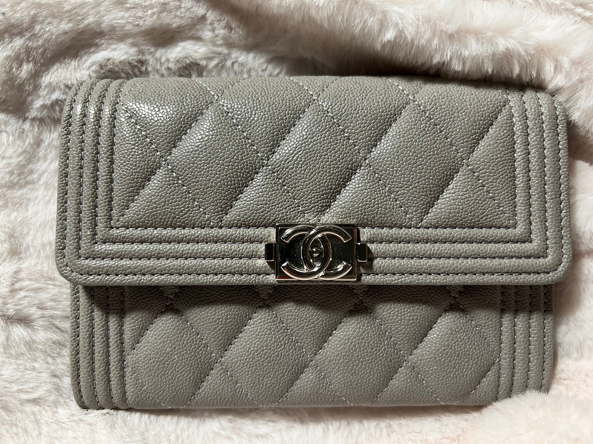 Chanel medium wallet discount caviar