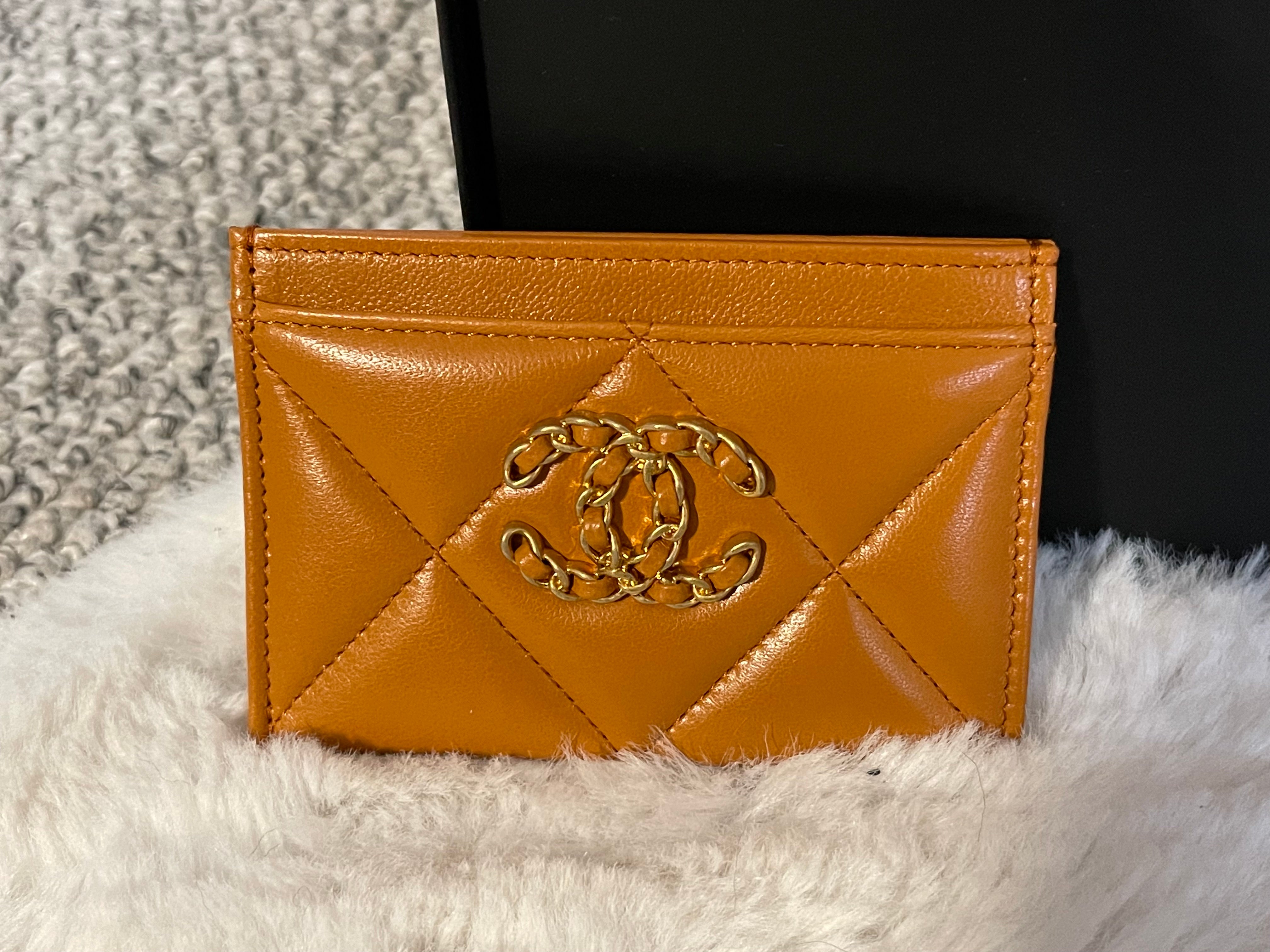 Chanel 19 Flat card holder in 21A Pumpkin spice Lambskin mixed