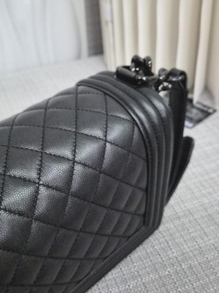 CHANEL Series 25 Black Caviar So Black Hardware Old Medium Le Boy Bag 2017/2018