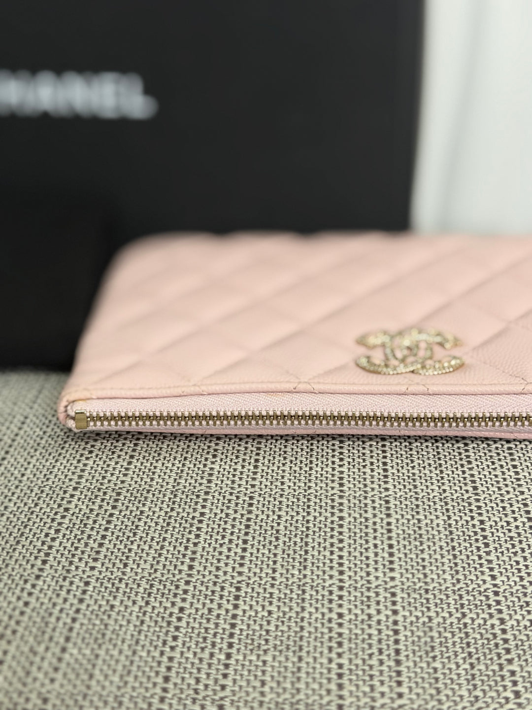 CHANEL series 32 Pink Caviar Crystal CC LGHW Small O Case Pouch