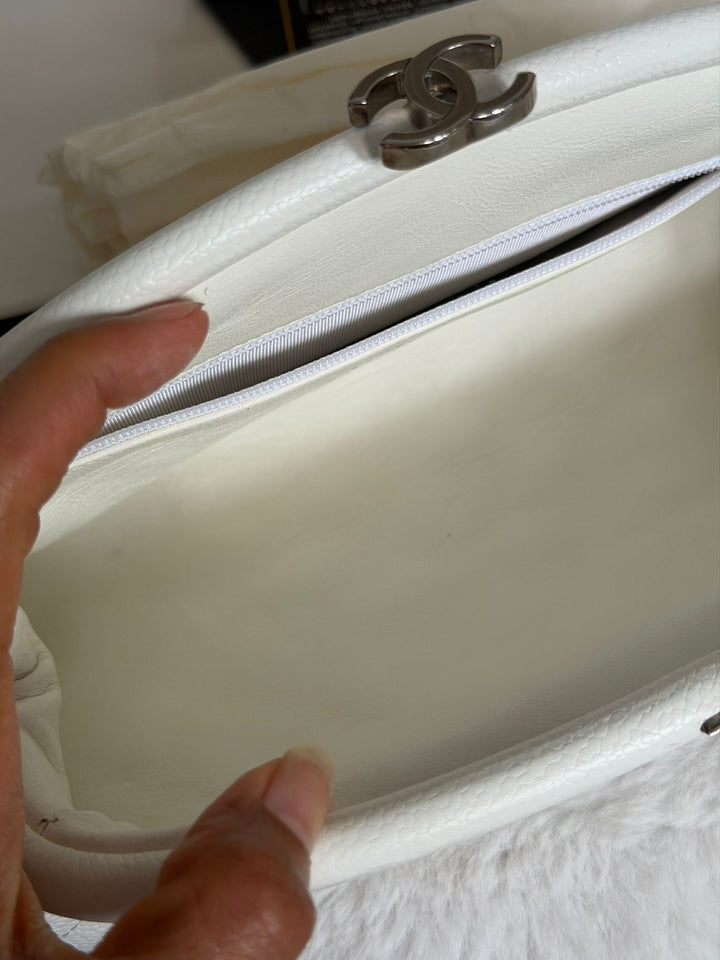 CHANEL series 12 White Caviar SHW Classic Clutch