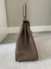 Load image into Gallery viewer, Hermes Kelly 28 Retourne Etoupe Togo Leather with GHW
