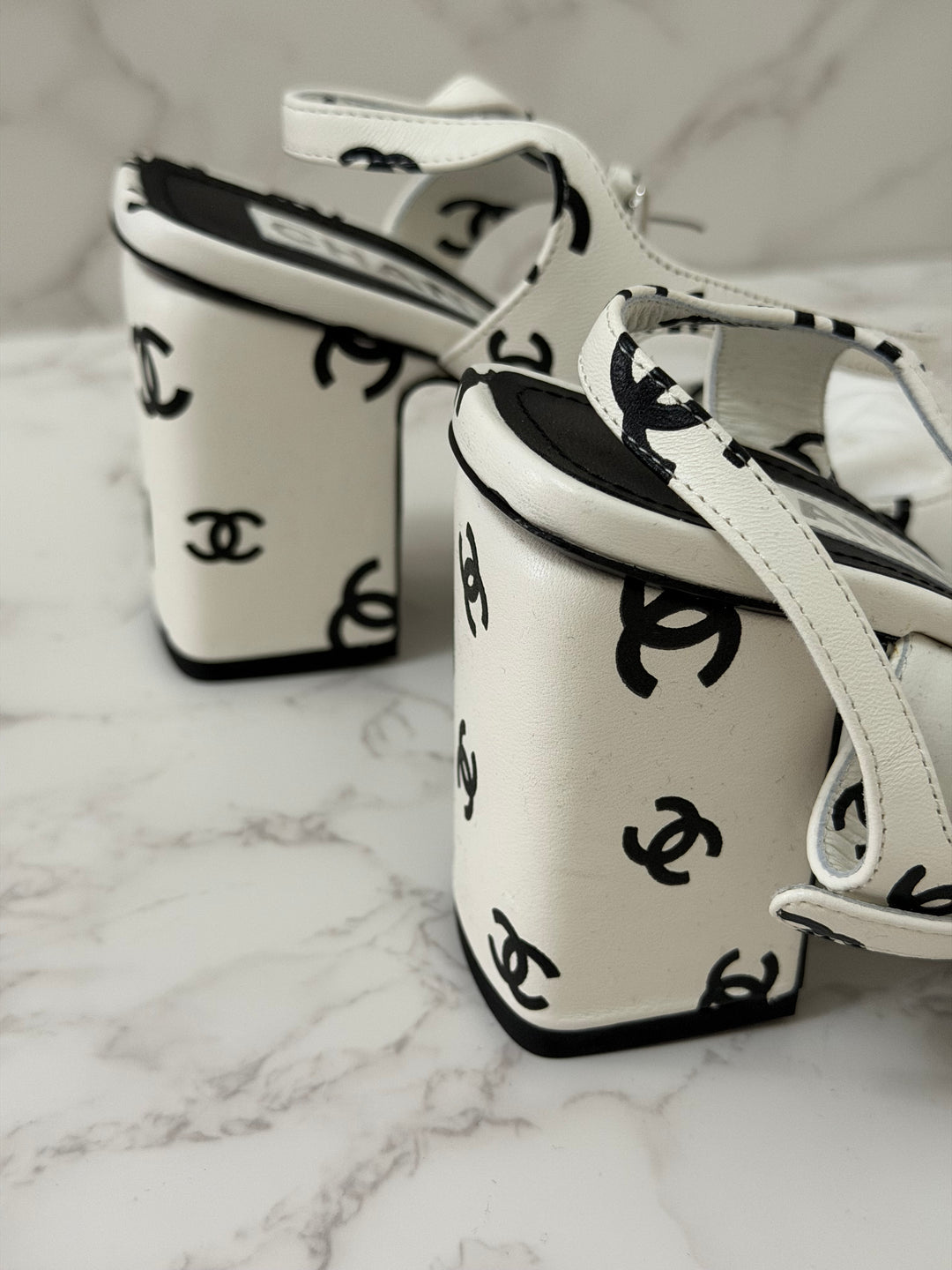 CHANEL 22S collection White and Black CC Runway Shoes size EU 38.5