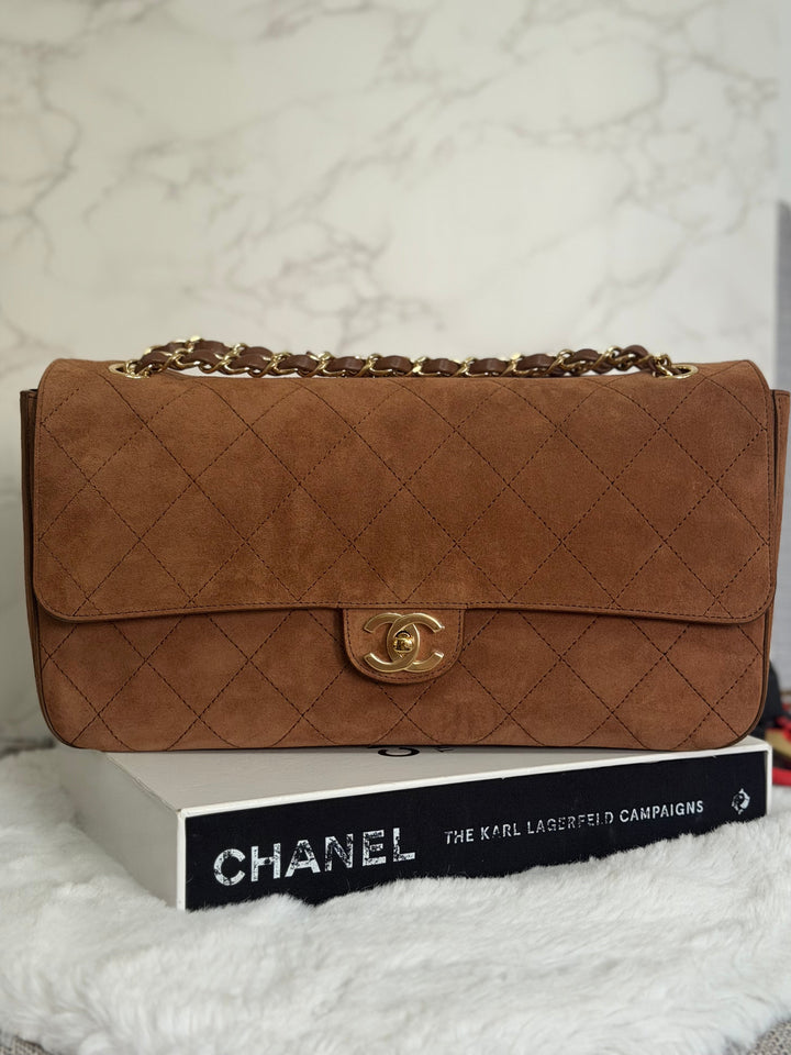 CHANEL 26A Métiers d’art Collection Camel Suede Leather LGHW Maxi 32 cms Flap Bag Matthieu Blazy 2026