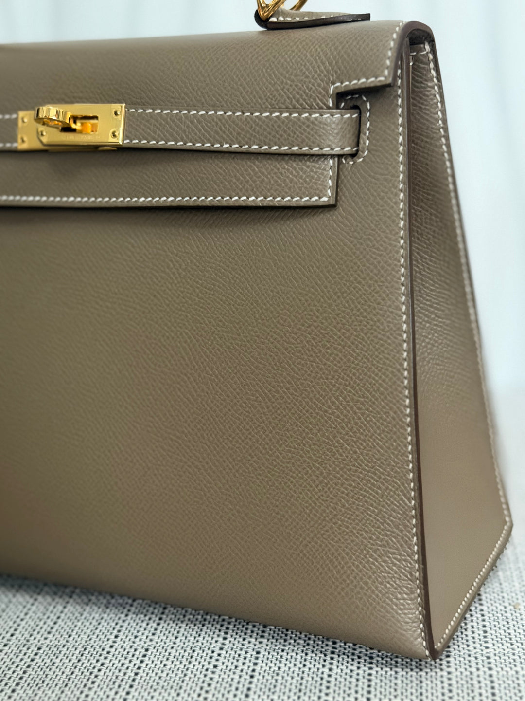HERMÈS Kelly 25 Etoupe Epsom Leather Sellier GHW Stamp Z 2021 Pristine