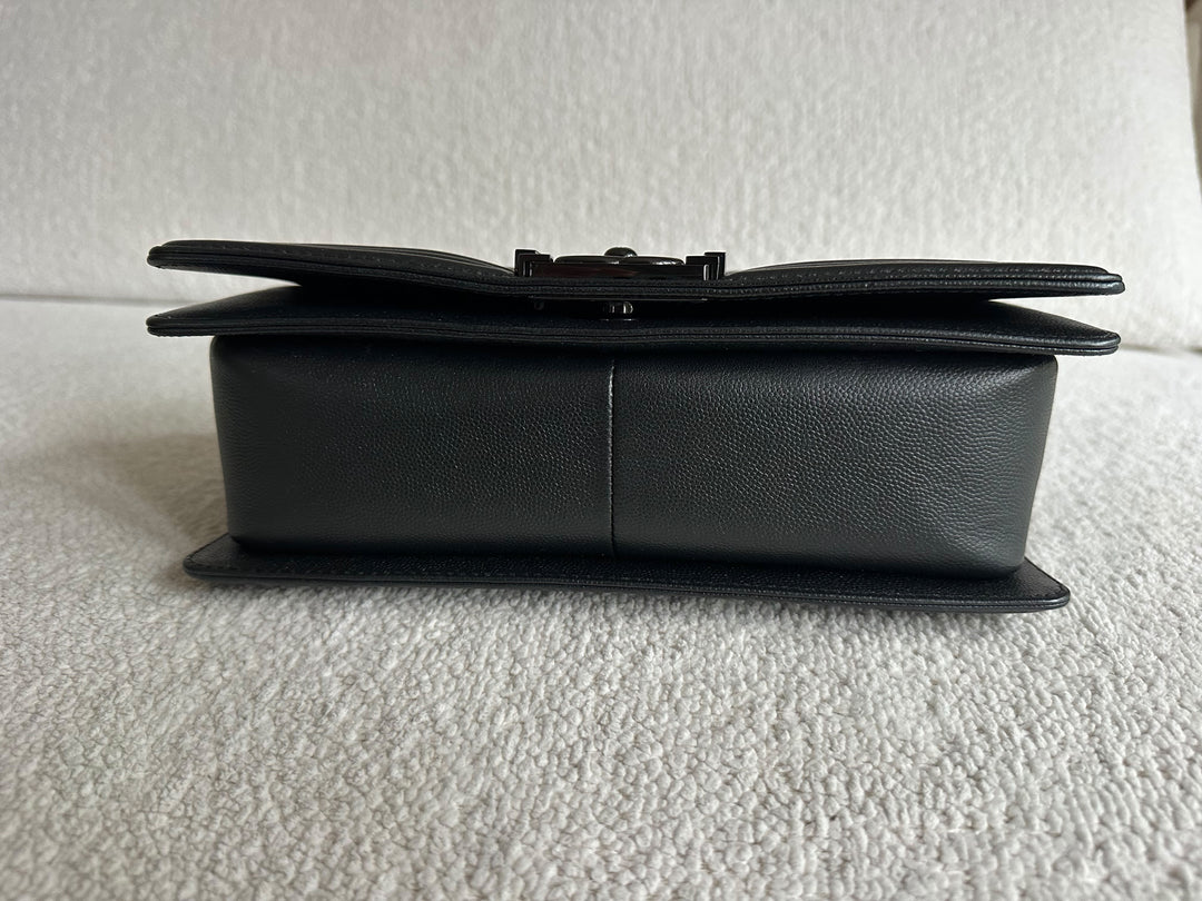 CHANEL 18C Black Caviar SO BLACK Hardware Le Boy Flap Bag size Old Medium 25 cms 2017/2018 series 25