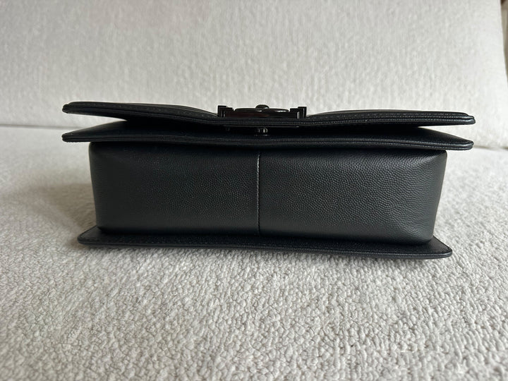 CHANEL 18C Black Caviar SO BLACK Hardware Le Boy Flap Bag size Old Medium 25 cms 2017/2018 series 25