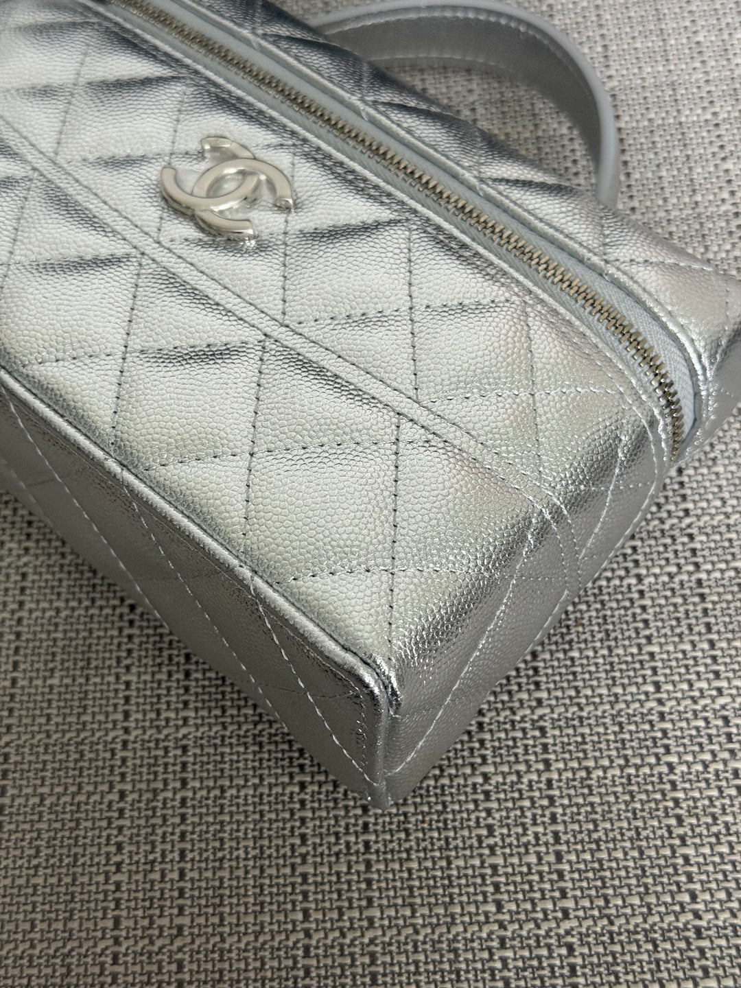 CHANEL 26C Silver Caviar SHW Long Vanity with detachable chain 2025/2026