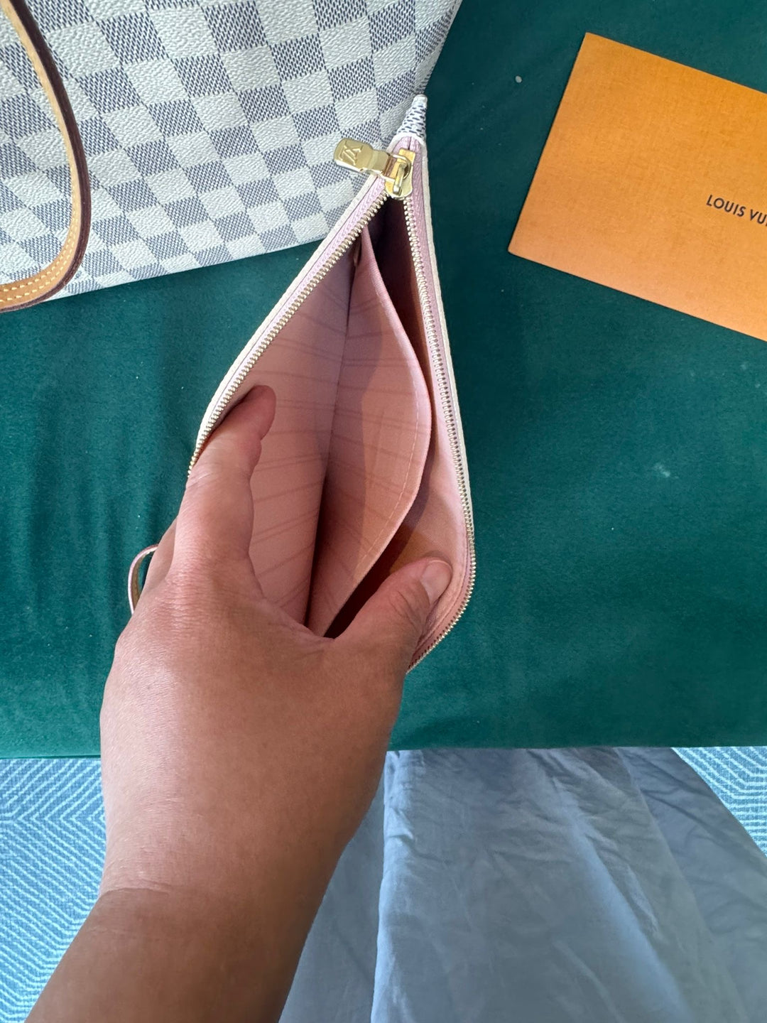 LOUIS VUITTON Neverfull MM Tote Bag in Damier Azur with Rose Ballerine lining