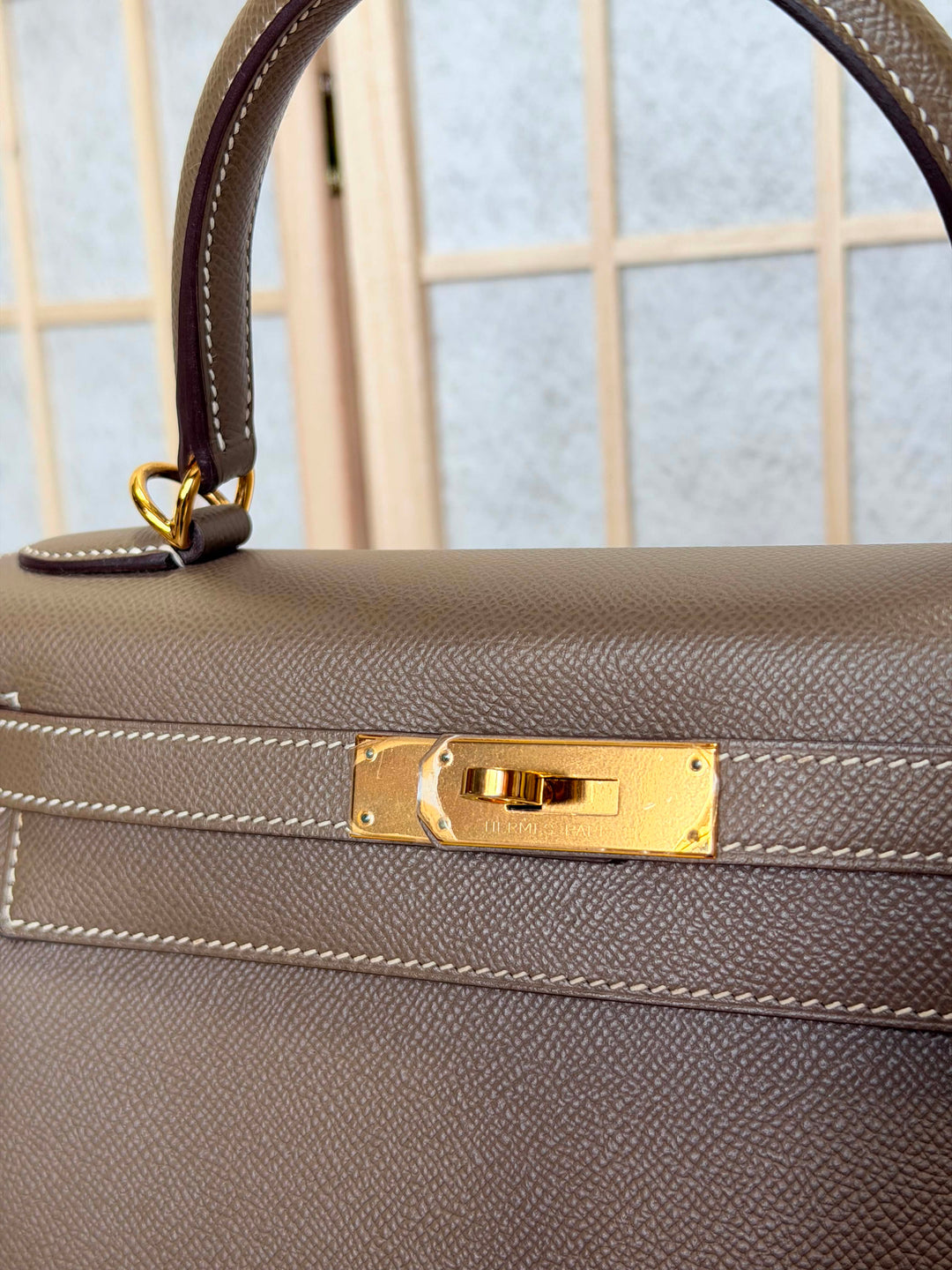 HERMÈS Kelly 28 Etoupe Epsom Sellier GHW Stamp Y 2020