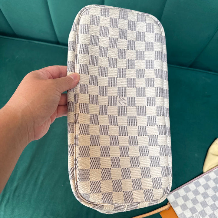 LOUIS VUITTON Neverfull MM Tote Bag in Damier Azur with Rose Ballerine lining