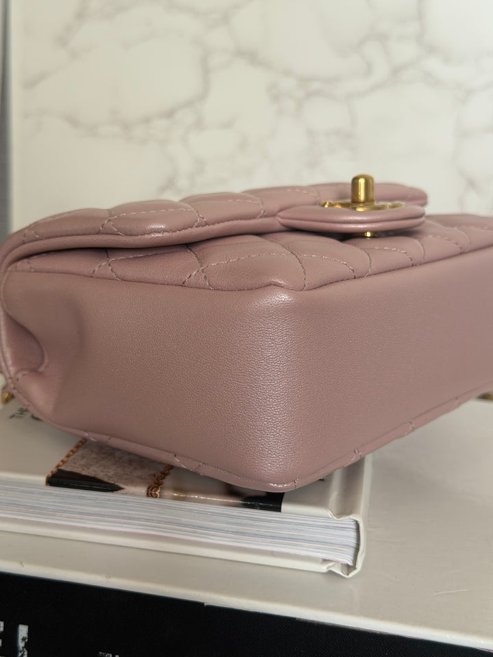 CHANEL 24P Pearly Pink Lambskin Pearl Twist Aged GHW Flap Bag 2024