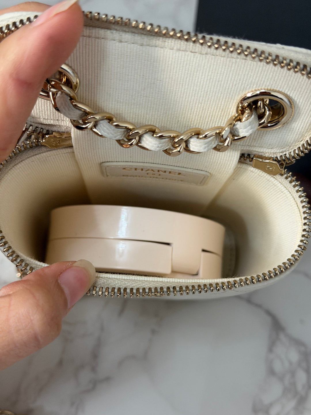 CHANEL White Caviar LGHW Vanity with Chain
