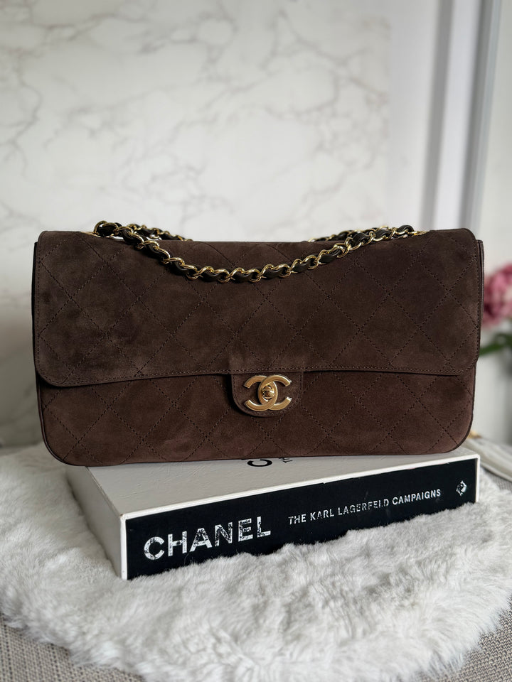 CHANEL 26A Métiers d’art Dark Brown Chocolate Suede Leather LGHW Maxi 32 cms Flap Bag Matthieu Blazy 2026