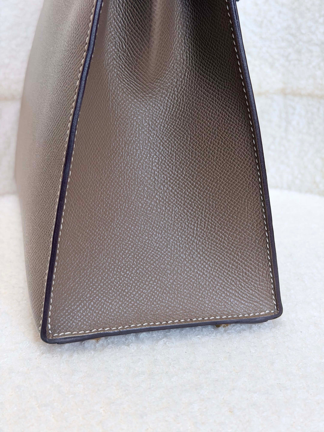 HERMÈS Kelly 28 Etoupe Epsom Sellier GHW Stamp Y 2020