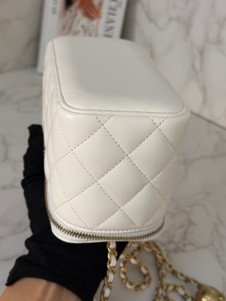 CHANEL series 31 White Lambskin aged GHW Small Vanity Pearl Crush Adjustable Chain 2020/2021