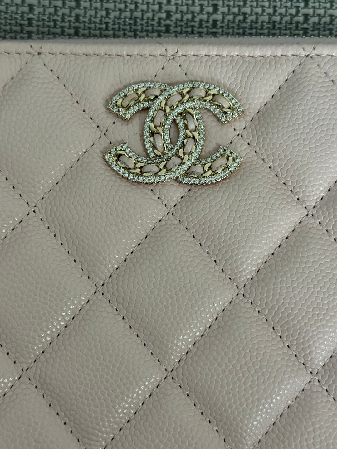 CHANEL series 32 Pink Caviar Crystal CC LGHW Small O Case Pouch