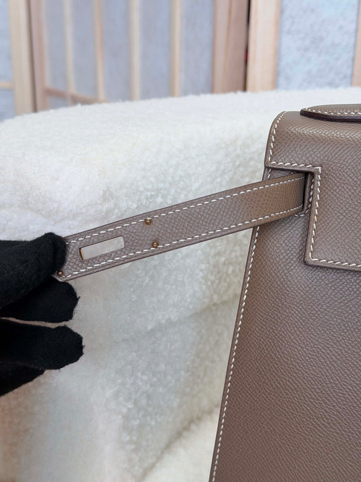 HERMÈS Kelly 28 Etoupe Epsom Sellier GHW Stamp Y 2020