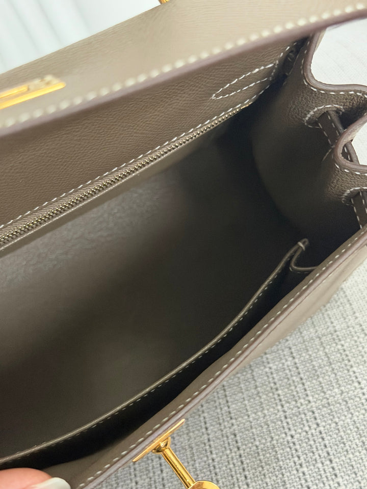 HERMÈS Kelly 25 Etoupe Epsom Leather Sellier GHW Stamp Z 2021 Pristine