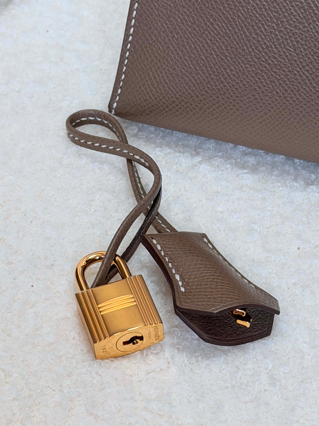 HERMÈS Kelly 28 Etoupe Epsom Sellier GHW Stamp Y 2020