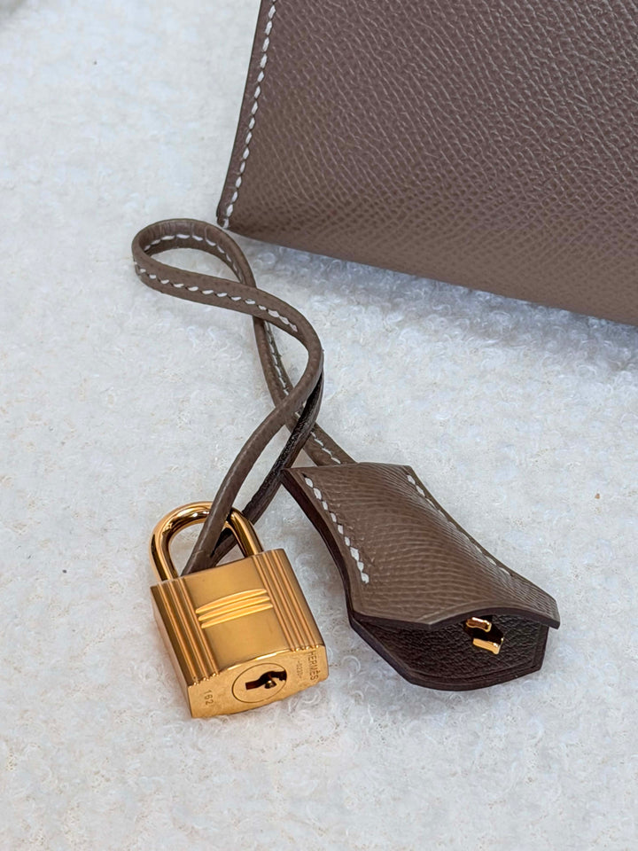 HERMÈS Kelly 28 Etoupe Epsom Sellier GHW Stamp Y 2020