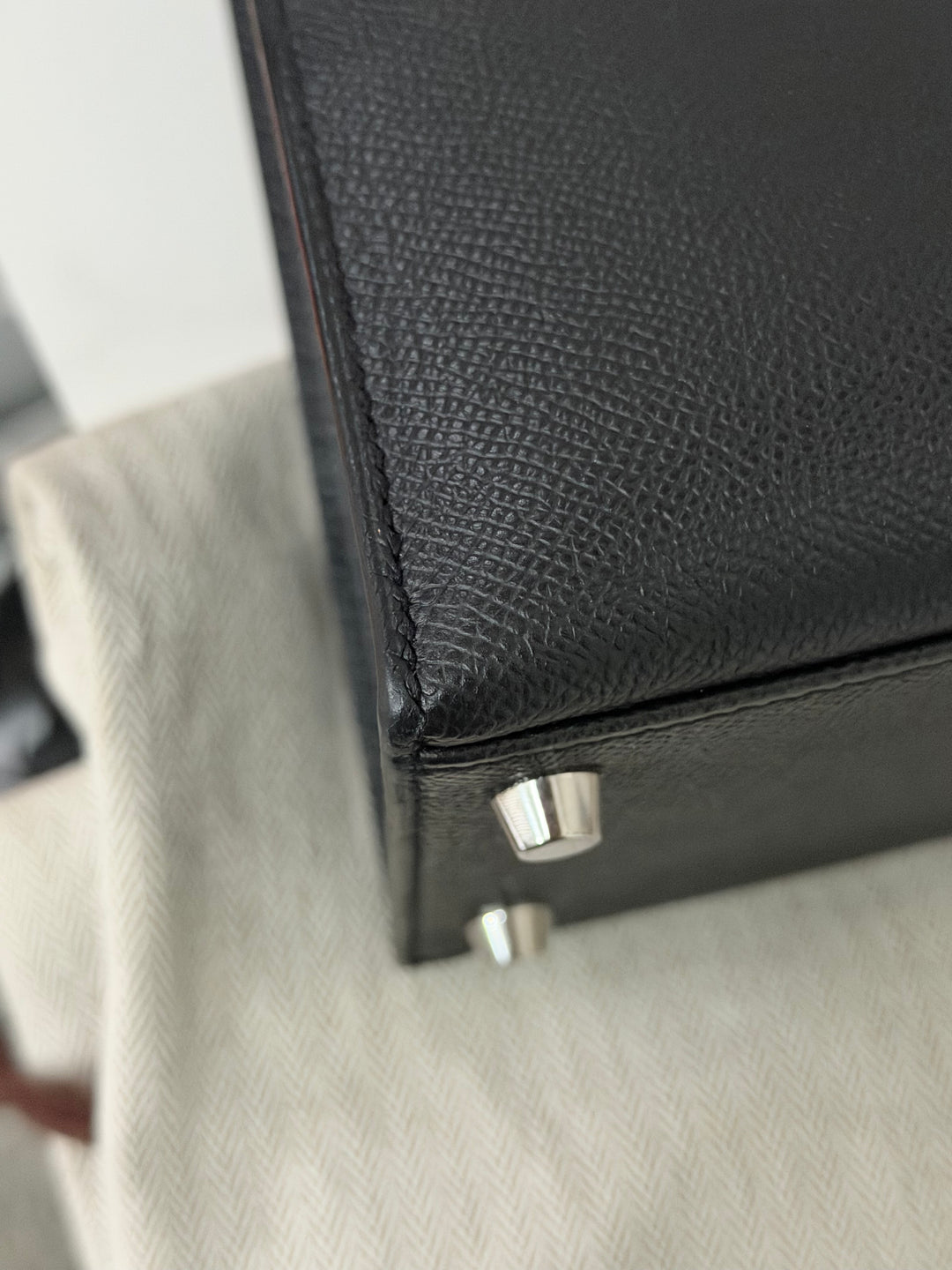 HERMES Black Noir Sellier Epsom Leather PHW Kelly 28 Stamp R 2014