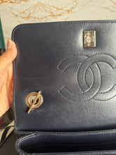 Load image into Gallery viewer, Chanel series 28 2018/2019 Navy Lambskin Champagne GHW Trendy CC Flap Bag size Small with Detachable Strap
