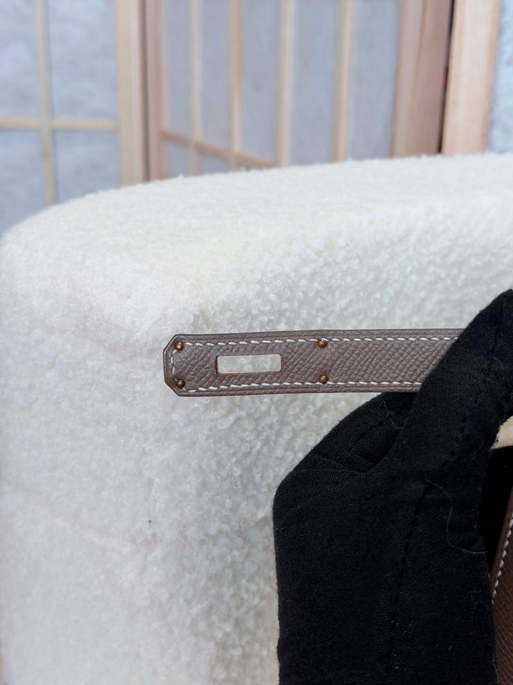 HERMÈS Kelly 28 Etoupe Epsom Sellier GHW Stamp Y 2020