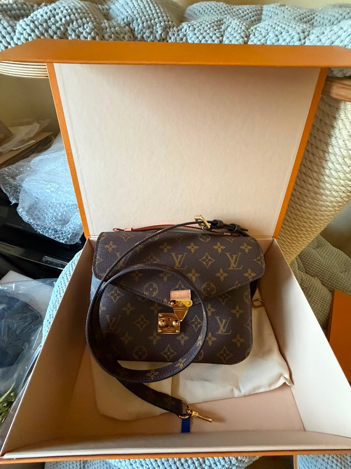 LOUIS VUITTON Pochette Metis Monogram 2024
