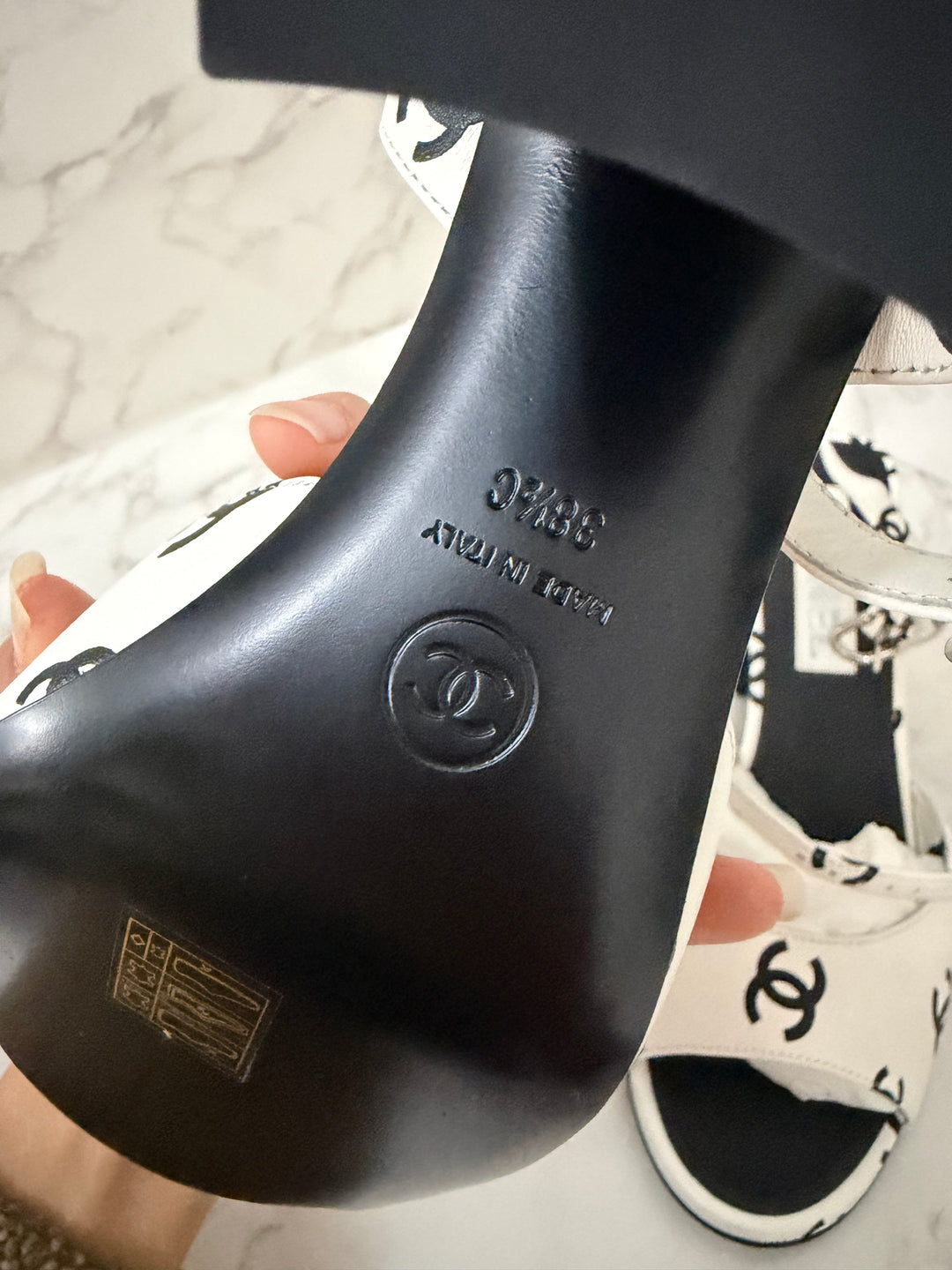 CHANEL 22S collection White and Black CC Runway Shoes size EU 38.5