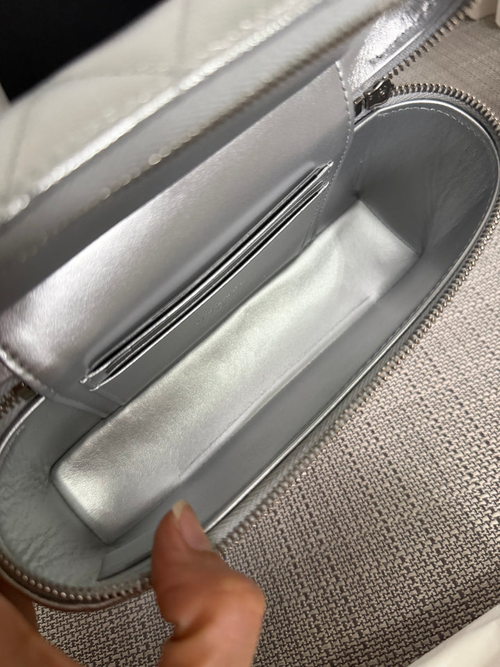 CHANEL 26C Silver Caviar SHW Long Vanity with detachable chain 2025/2026