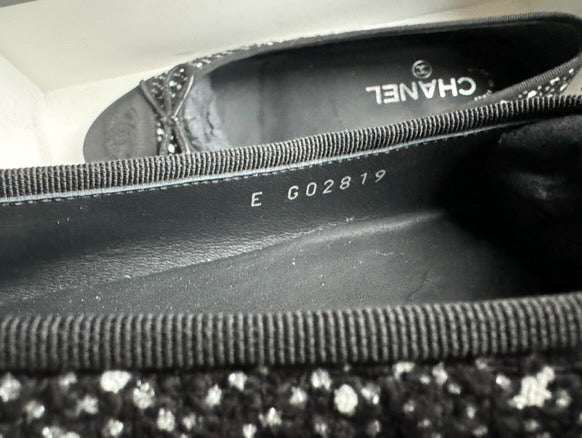 CHANEL Tweed Ballerina in Blaco and Ecru size EU 37.5
