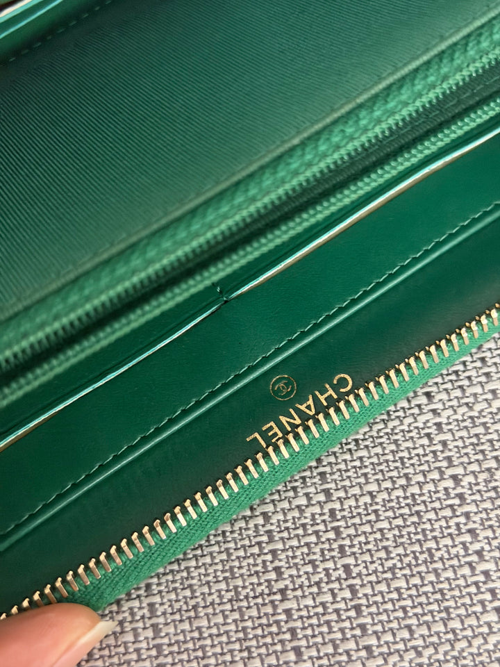 CHANEL series 25 18S collection Emerald Green Caviar LGHW Full size Zipped Wallet
