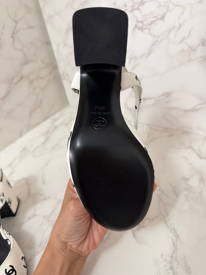 CHANEL 22S collection White and Black CC Runway Shoes size EU 38.5