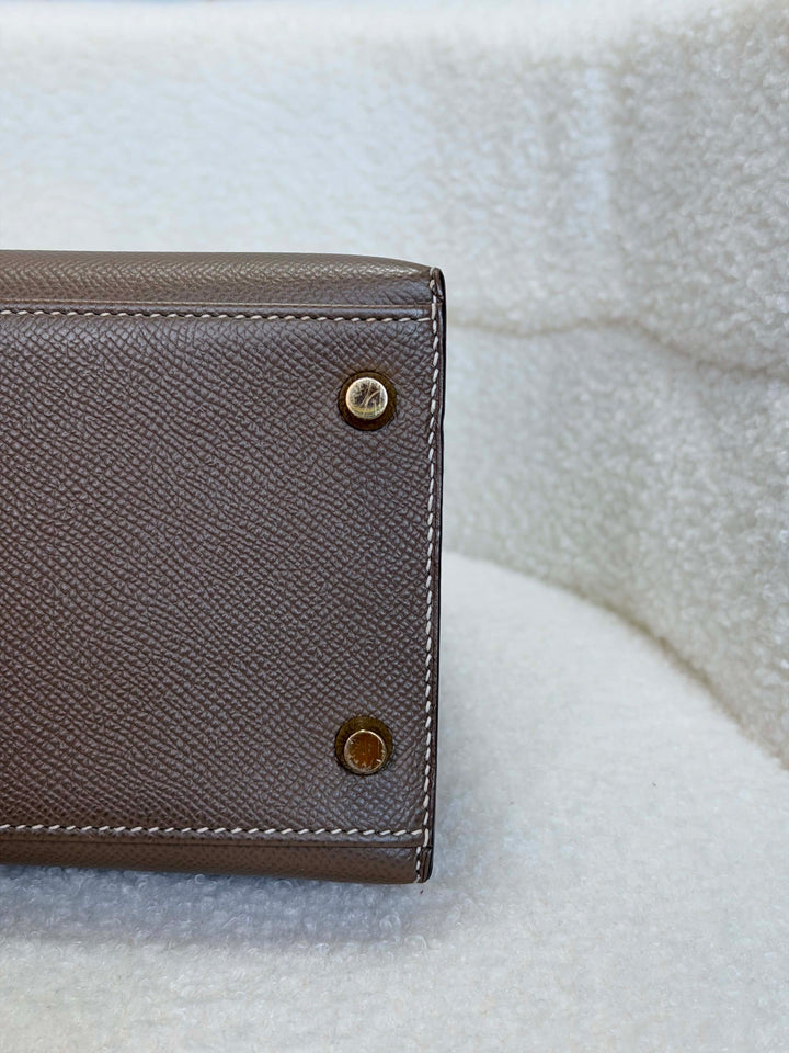 HERMÈS Kelly 28 Etoupe Epsom Sellier GHW Stamp Y 2020