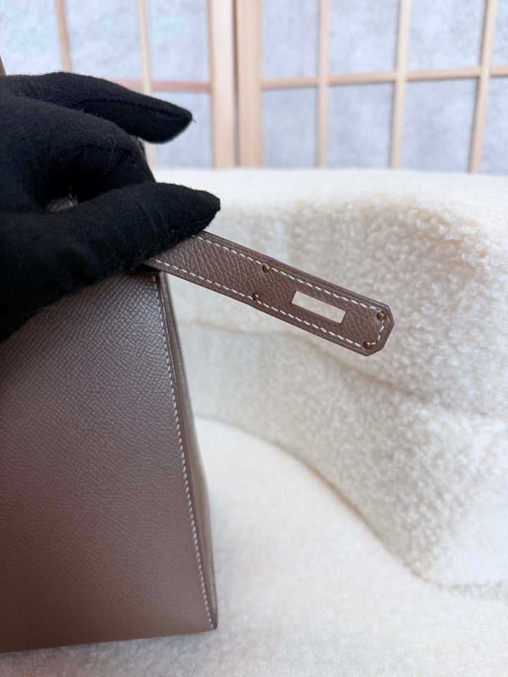 HERMÈS Kelly 28 Etoupe Epsom Sellier GHW Stamp Y 2020
