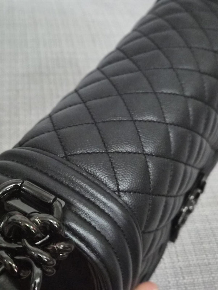 CHANEL Series 25 Black Caviar So Black Hardware Old Medium Le Boy Bag 2017/2018