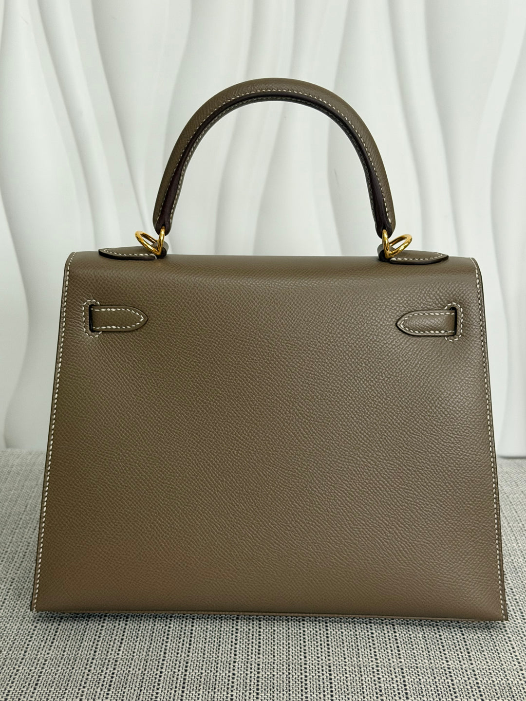 HERMÈS Kelly 25 Etoupe Epsom Leather Sellier GHW Stamp Z 2021 Pristine