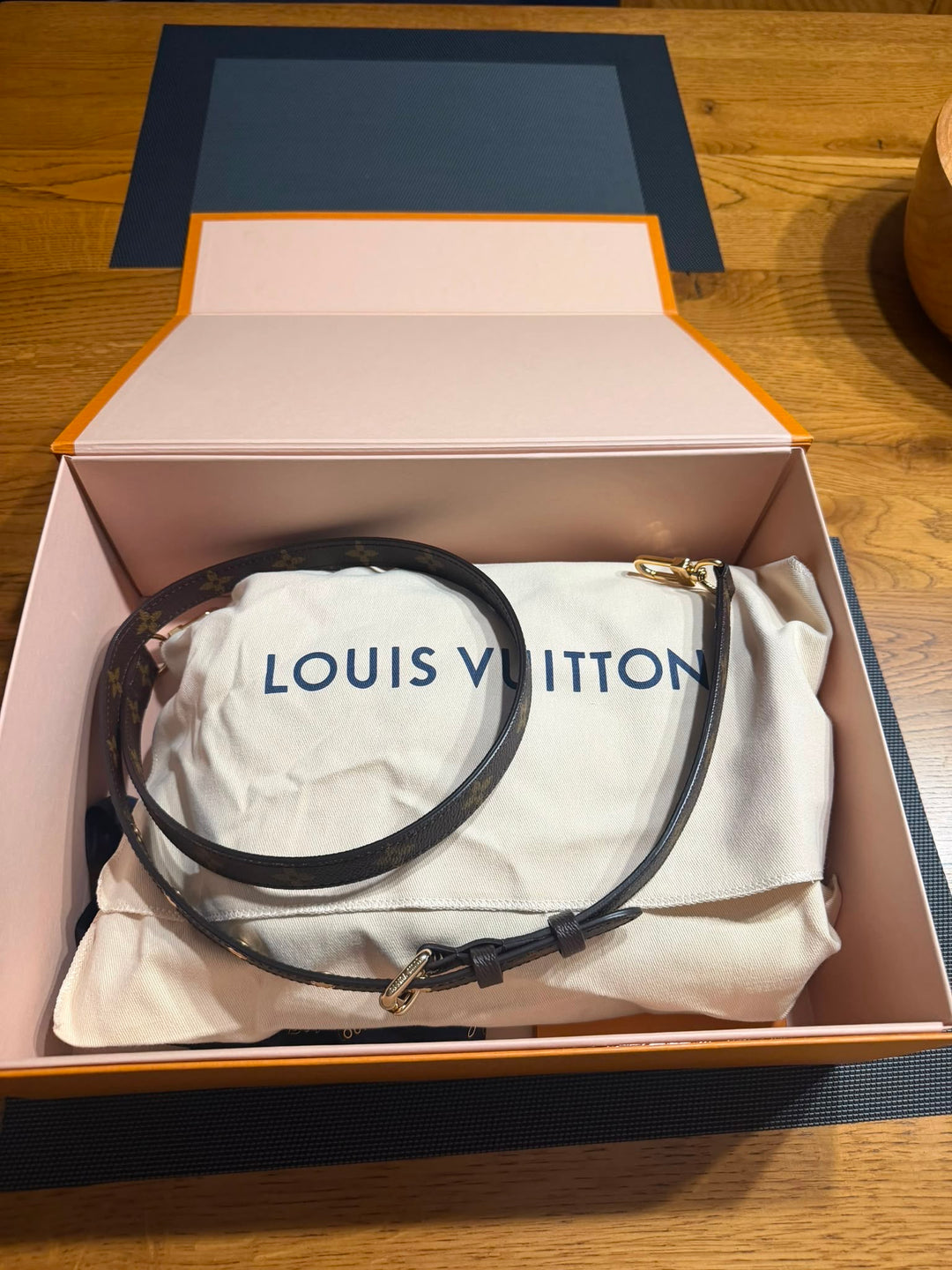 LOUIS VUITTON Pochette Metis Monogram 2024