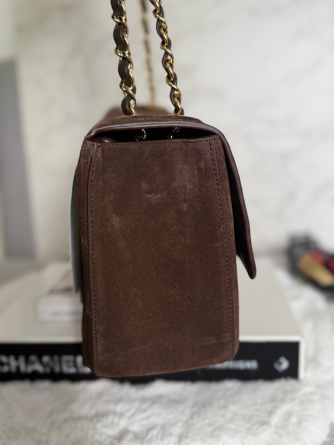 CHANEL 26A Métiers d’art Dark Brown Chocolate Suede Leather LGHW Maxi 32 cms Flap Bag Matthieu Blazy 2026