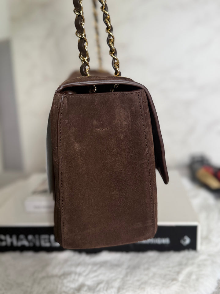 CHANEL 26A Métiers d’art Dark Brown Chocolate Suede Leather LGHW Maxi 32 cms Flap Bag Matthieu Blazy 2026