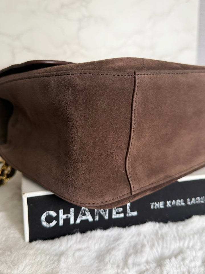 CHANEL 26A Métiers d’art Dark Brown Chocolate Suede Leather LGHW Maxi 32 cms Flap Bag Matthieu Blazy 2026