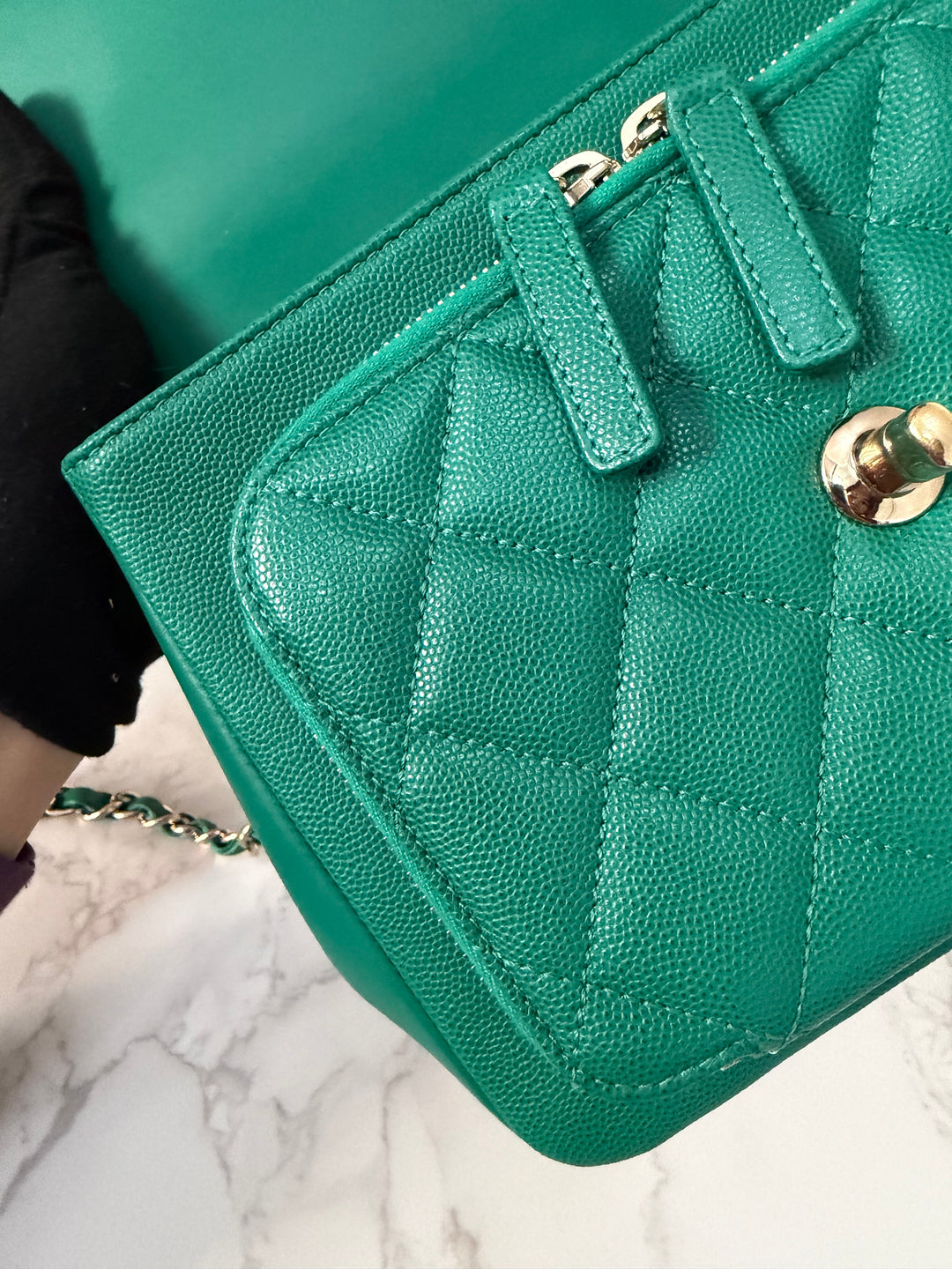 CHANEL series 23 Green Caviar LGHW Medium Business Affinity Flap Bag
