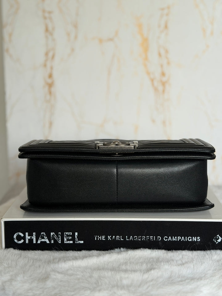 CHANEL series 25 Black Caviar Ruthenium Hardware Old Medium Le Boy Bag 25 cms 2018