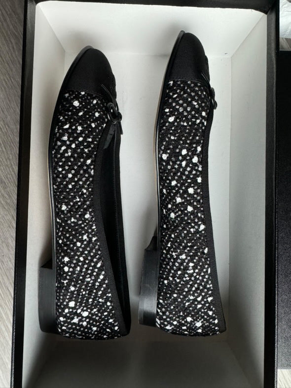 CHANEL Tweed Ballerina in Blaco and Ecru size EU 37.5
