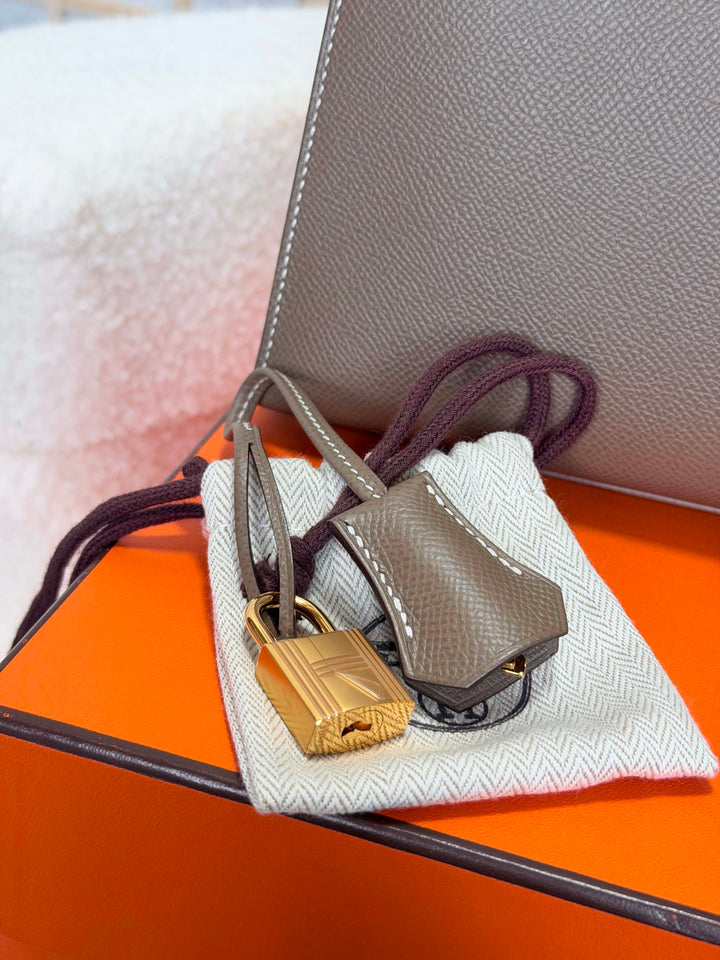 HERMÈS Kelly 28 Etoupe Epsom Sellier GHW Stamp Y 2020