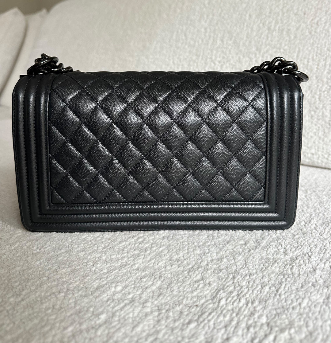 CHANEL 18C Black Caviar SO BLACK Hardware Le Boy Flap Bag size Old Medium 25 cms 2017/2018 series 25